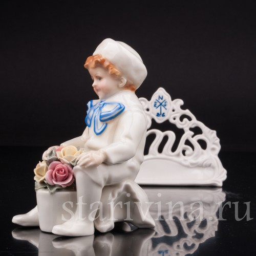 Фигурка из фарфора Сидящий мальчик с корзиной цветов, Karl Ens, Германия, 1920-30 гг.