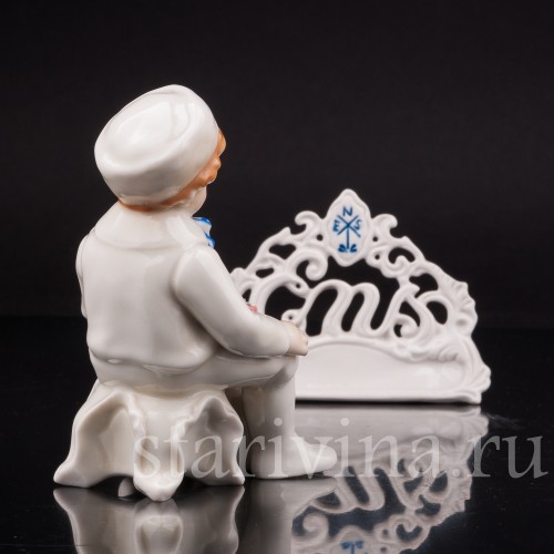 Фигурка из фарфора Сидящий мальчик с корзиной цветов, Karl Ens, Германия, 1920-30 гг.