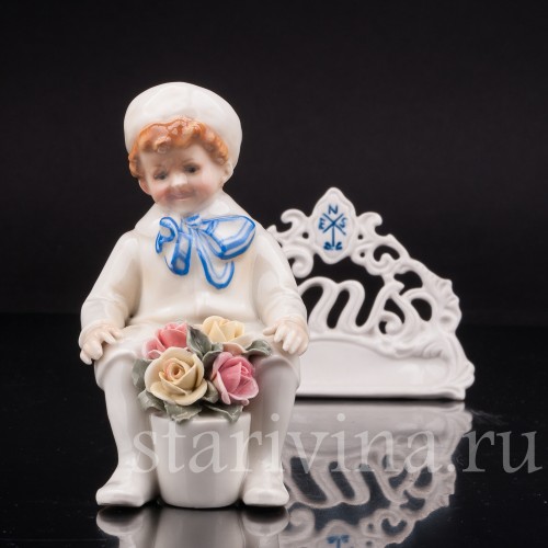 Фигурка из фарфора Сидящий мальчик с корзиной цветов, Karl Ens, Германия, 1920-30 гг.