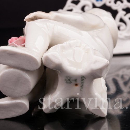 Фигурка из фарфора Сидящий мальчик с корзиной цветов, Karl Ens, Германия, 1920-30 гг.