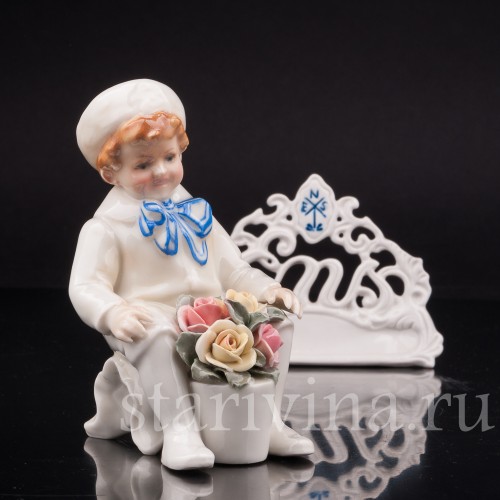 Фигурка из фарфора Сидящий мальчик с корзиной цветов, Karl Ens, Германия, 1920-30 гг.