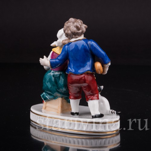 Статуэтка из фарфора Дети кормящие кошку, миниатюра, Германия, нач. 20 века.