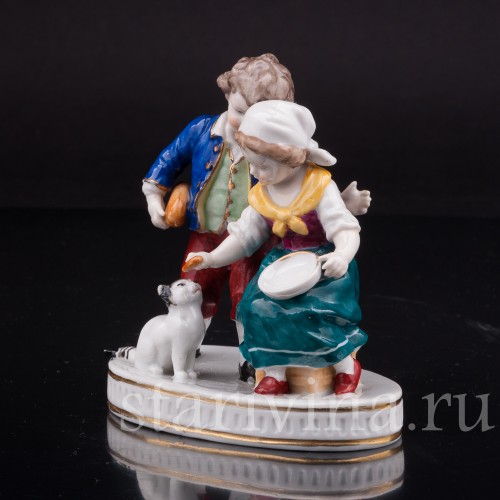 Статуэтка из фарфора Дети кормящие кошку, миниатюра, Германия, нач. 20 века.