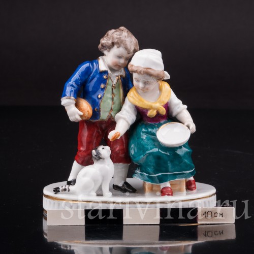 Статуэтка из фарфора Дети кормящие кошку, миниатюра, Германия, нач. 20 века.