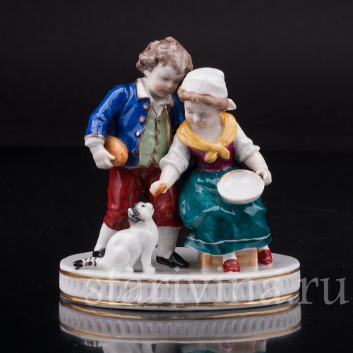 Статуэтка из фарфора Дети кормящие кошку, миниатюра, Германия, нач. 20 века.