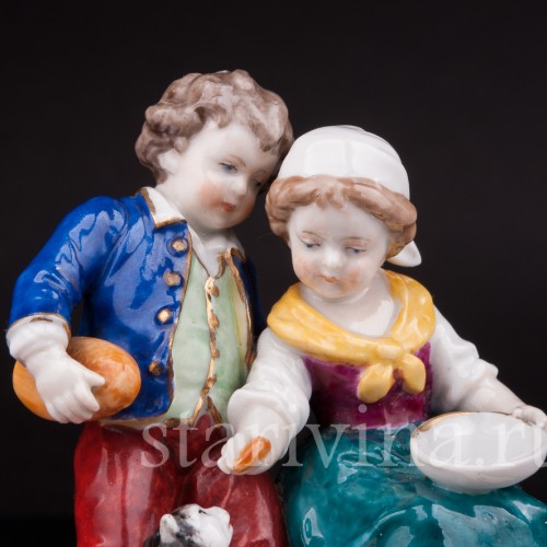 Статуэтка из фарфора Дети кормящие кошку, миниатюра, Германия, нач. 20 века.