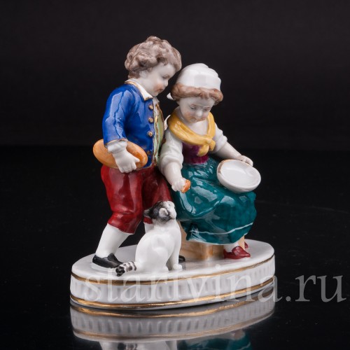 Статуэтка из фарфора Дети кормящие кошку, миниатюра, Германия, нач. 20 века.