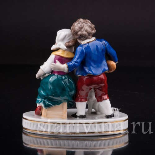 Статуэтка из фарфора Дети кормящие кошку, миниатюра, Германия, нач. 20 века.