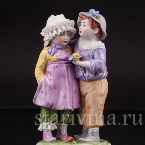 Статуэтка из фарфора Дети с цветком, кружевная, Rudolf Kammer, Германия, вт.пол. 20 в.