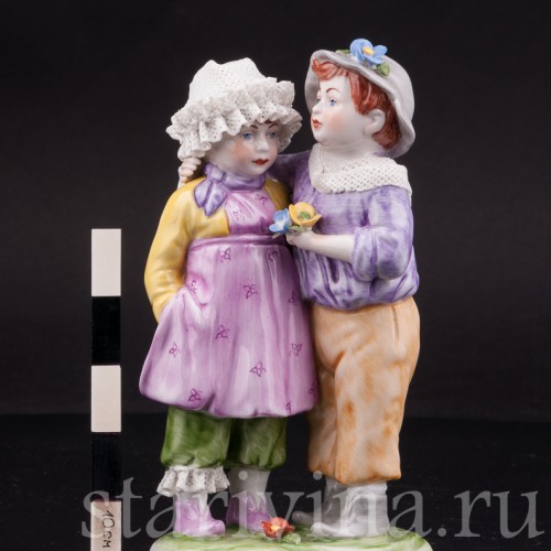 Статуэтка из фарфора Дети с цветком, кружевная, Rudolf Kammer, Германия, вт.пол. 20 в.