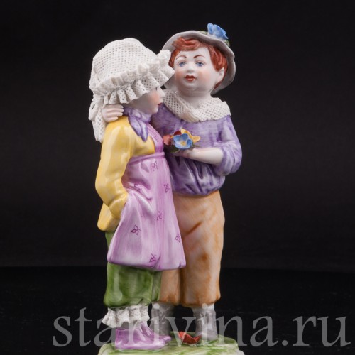 Статуэтка из фарфора Дети с цветком, кружевная, Rudolf Kammer, Германия, вт.пол. 20 в.