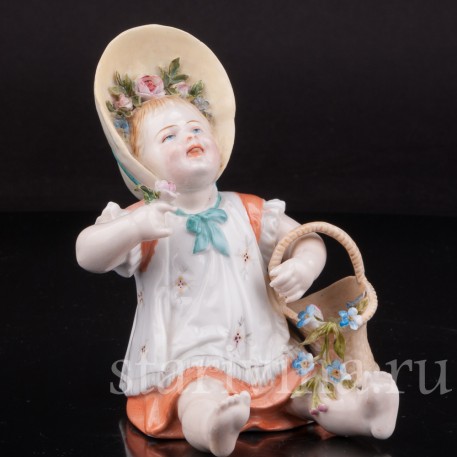 Фарфоровая статуэтка Сидящая девочка с цветами, Германия, 19 в.