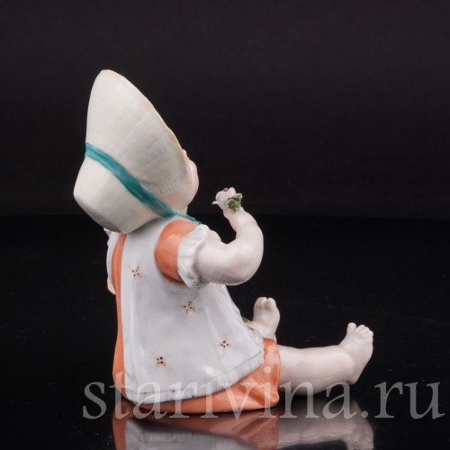 Фарфоровая статуэтка Сидящая девочка с цветами, Германия, 19 в.