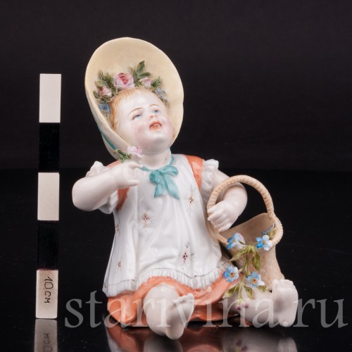 Фарфоровая статуэтка Сидящая девочка с цветами, Германия, 19 в.