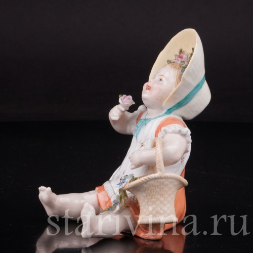 Фарфоровая статуэтка Сидящая девочка с цветами, Германия, 19 в.