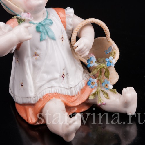 Фарфоровая статуэтка Сидящая девочка с цветами, Германия, 19 в.