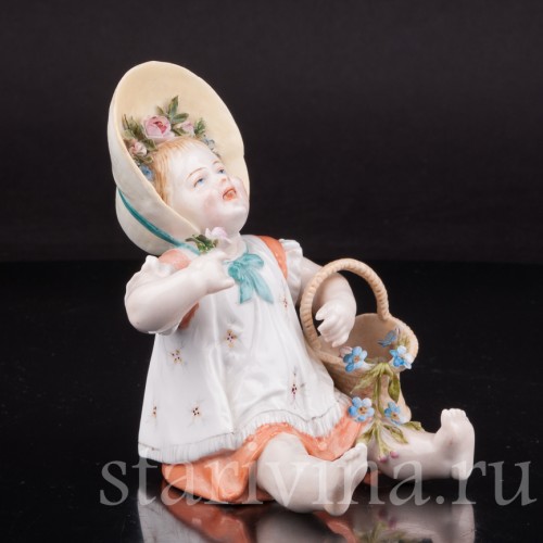 Фарфоровая статуэтка Сидящая девочка с цветами, Германия, 19 в.