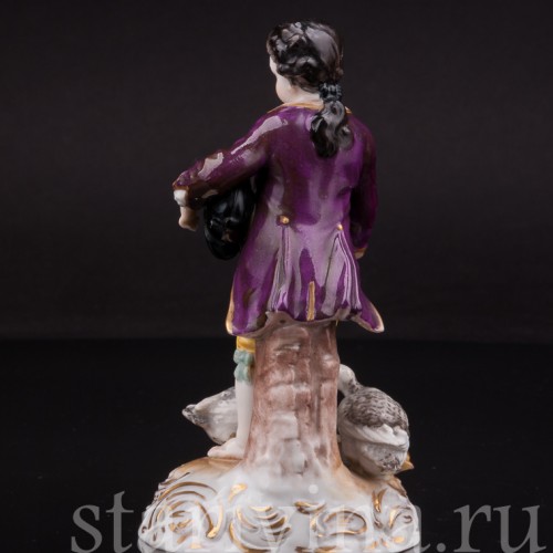 Фарфоровая статуэтка Мальчик, кормящий гусей, Volkstedt, Германия, до 1935 г.