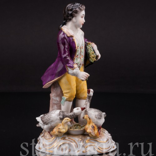 Фарфоровая статуэтка Мальчик, кормящий гусей, Volkstedt, Германия, до 1935 г.