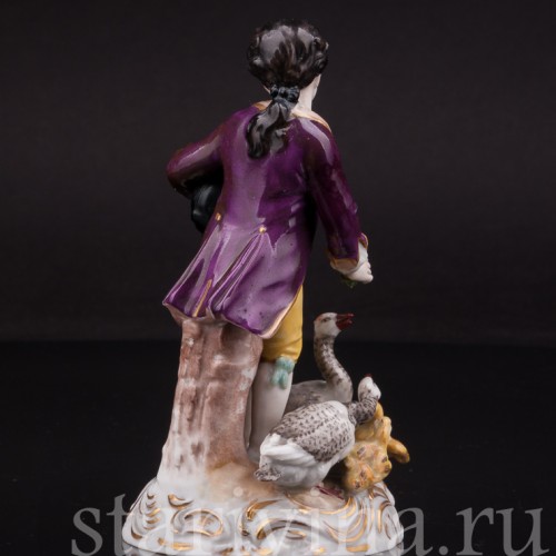 Фарфоровая статуэтка Мальчик, кормящий гусей, Volkstedt, Германия, до 1935 г.