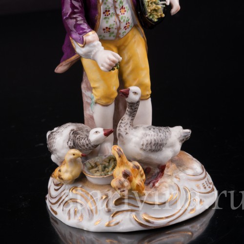Фарфоровая статуэтка Мальчик, кормящий гусей, Volkstedt, Германия, до 1935 г.