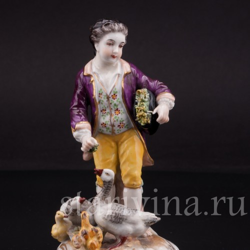 Фарфоровая статуэтка Мальчик, кормящий гусей, Volkstedt, Германия, до 1935 г.