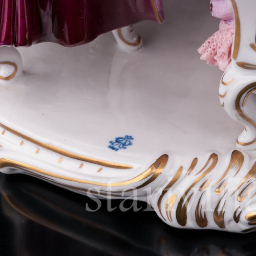 Фарфоровая статуэтка За бокалом вина, пара, кружевная, Volkstedt, Германия, вт.пол. 20 в.