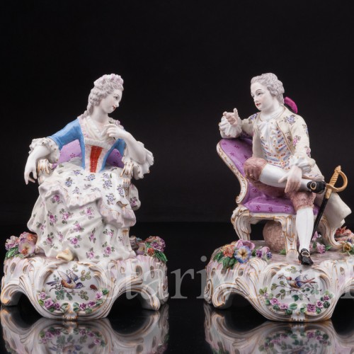 Парные фарфоровые статуэтки Оживленный разговор, пара на креслах, Франция, кон. 19 в.