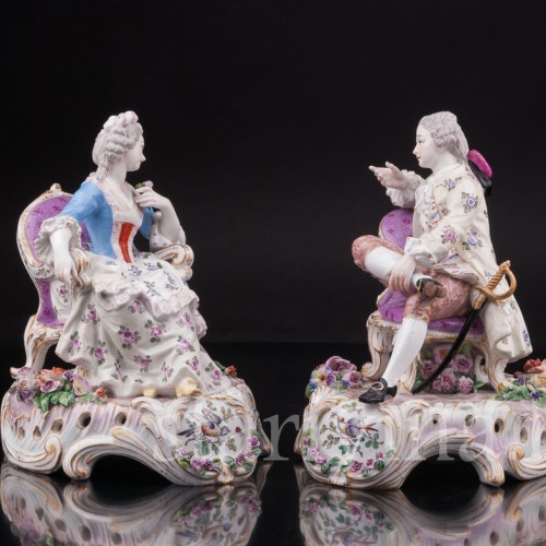 Парные фарфоровые статуэтки Оживленный разговор, пара на креслах, Франция, кон. 19 в.