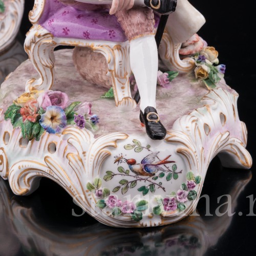 Парные фарфоровые статуэтки Оживленный разговор, пара на креслах, Франция, кон. 19 в.