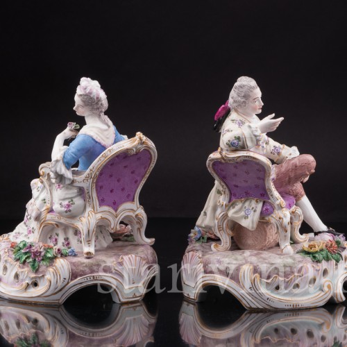 Парные фарфоровые статуэтки Оживленный разговор, пара на креслах, Франция, кон. 19 в.
