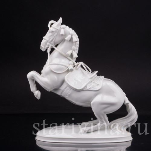 Фарфоровая статуэтка лошади Левада, испанская школа верховой езды, Augarten, Австрия, сер. 20 в.