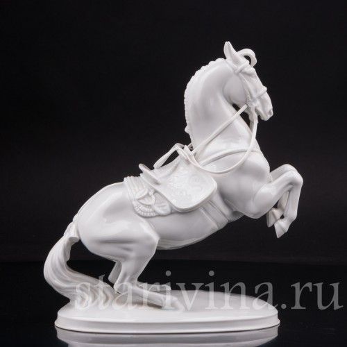 Фарфоровая статуэтка лошади Левада, испанская школа верховой езды, Augarten, Австрия, сер. 20 в.
