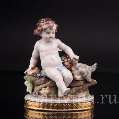 Фарфоровая статуэтка Ангелочек, кормящий птиц, Дрезден, Германия, пер. пол. 20 века.