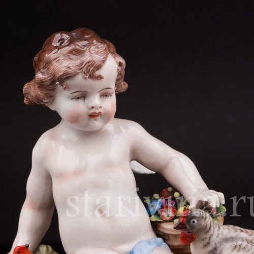 Фарфоровая статуэтка Ангелочек, кормящий птиц, Дрезден, Германия, пер. пол. 20 века.