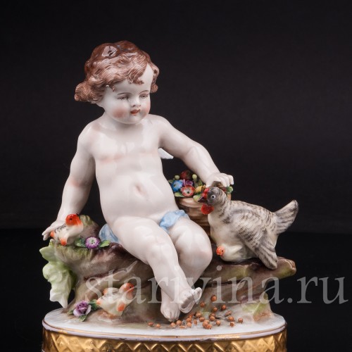 Фарфоровая статуэтка Ангелочек, кормящий птиц, Дрезден, Германия, пер. пол. 20 века.