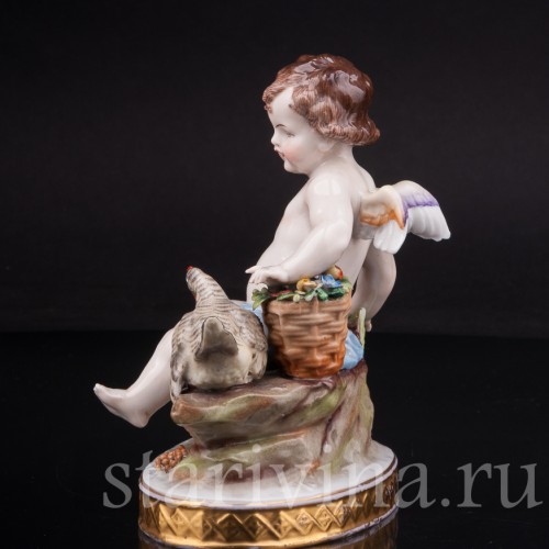 Фарфоровая статуэтка Ангелочек, кормящий птиц, Дрезден, Германия, пер. пол. 20 века.