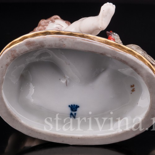 Фарфоровая статуэтка Ангелочек, кормящий птиц, Дрезден, Германия, пер. пол. 20 века.