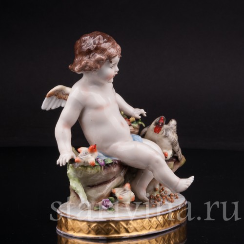 Фарфоровая статуэтка Ангелочек, кормящий птиц, Дрезден, Германия, пер. пол. 20 века.