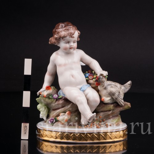 Фарфоровая статуэтка Ангелочек, кормящий птиц, Дрезден, Германия, пер. пол. 20 века.
