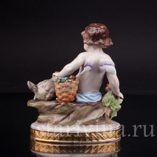 Фарфоровая статуэтка Ангелочек, кормящий птиц, Дрезден, Германия, пер. пол. 20 века.