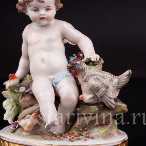 Фарфоровая статуэтка Ангелочек, кормящий птиц, Дрезден, Германия, пер. пол. 20 века.