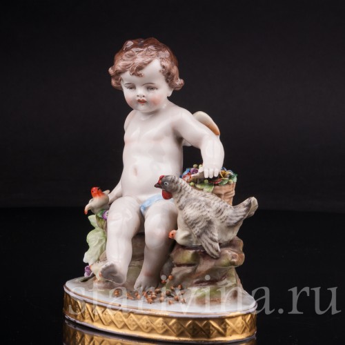 Фарфоровая статуэтка Ангелочек, кормящий птиц, Дрезден, Германия, пер. пол. 20 века.