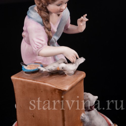Фигурка из фарфора Девочка, кормящая птиц Capodimonte, Италия, вт. пол. 20 века.