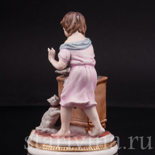 Фигурка из фарфора Девочка, кормящая птиц Capodimonte, Италия, вт. пол. 20 века.