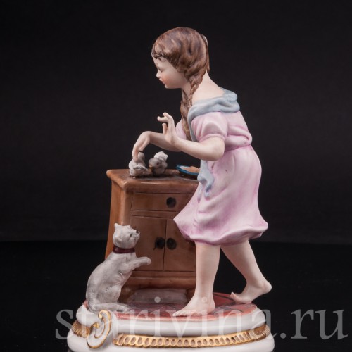 Фигурка из фарфора Девочка, кормящая птиц Capodimonte, Италия, вт. пол. 20 века.
