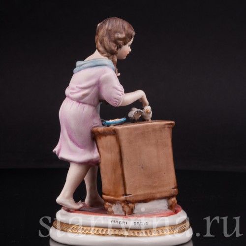Фигурка из фарфора Девочка, кормящая птиц Capodimonte, Италия, вт. пол. 20 века.