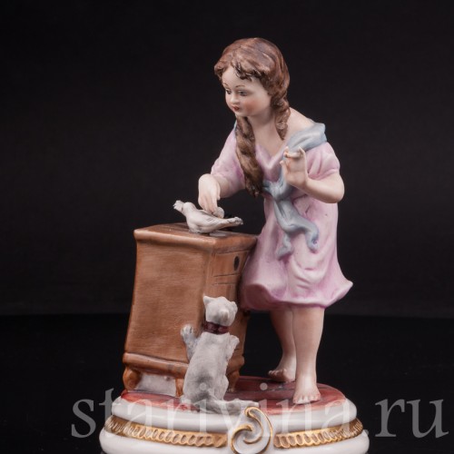 Фигурка из фарфора Девочка, кормящая птиц Capodimonte, Италия, вт. пол. 20 века.