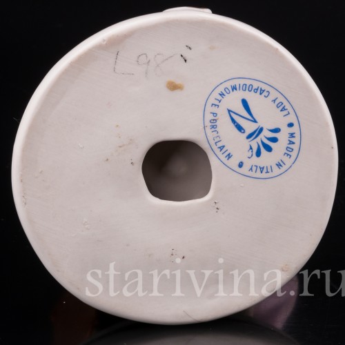 Фигурка из фарфора Девочка, кормящая птиц Capodimonte, Италия, вт. пол. 20 века.