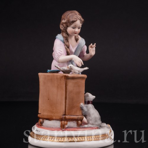 Фигурка из фарфора Девочка, кормящая птиц Capodimonte, Италия, вт. пол. 20 века.
